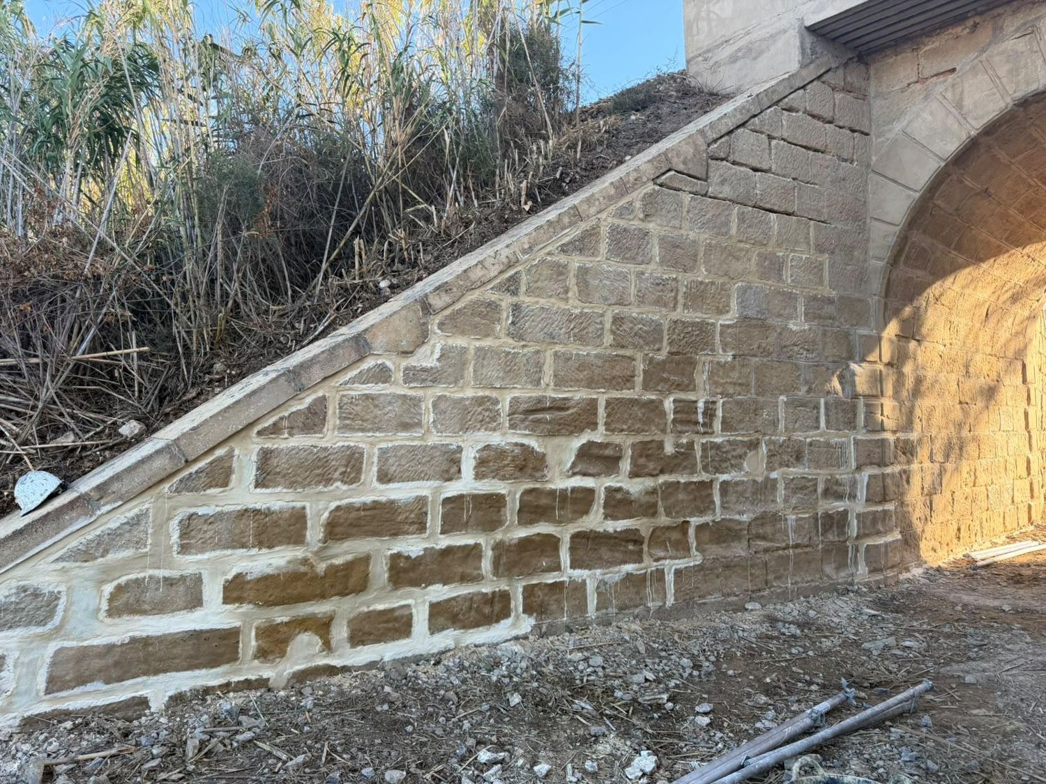 Muro de aleta de un puente con el rejuntado terminado
