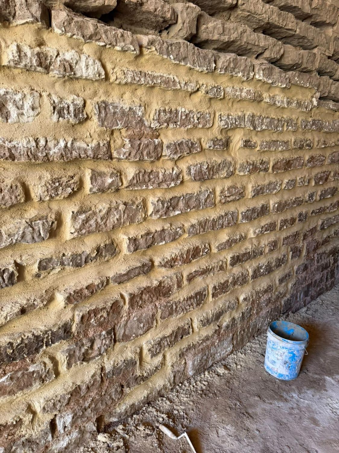 Detalle del rejuntado de un muro de piedra