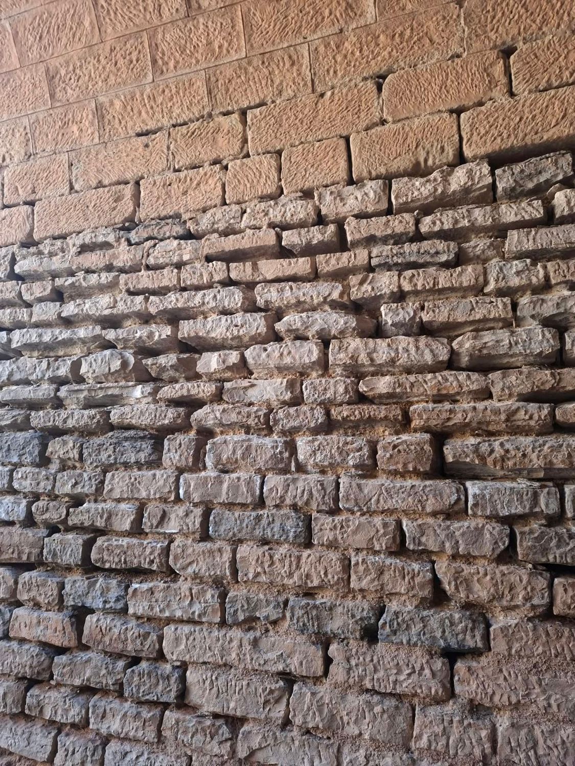Muro de piedra con juntas abiertas antes de la intervención