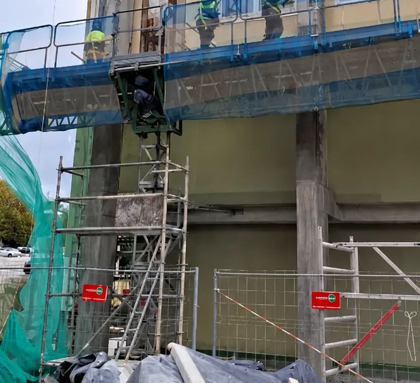 Edificio con una plataforma de trabajo en fachada