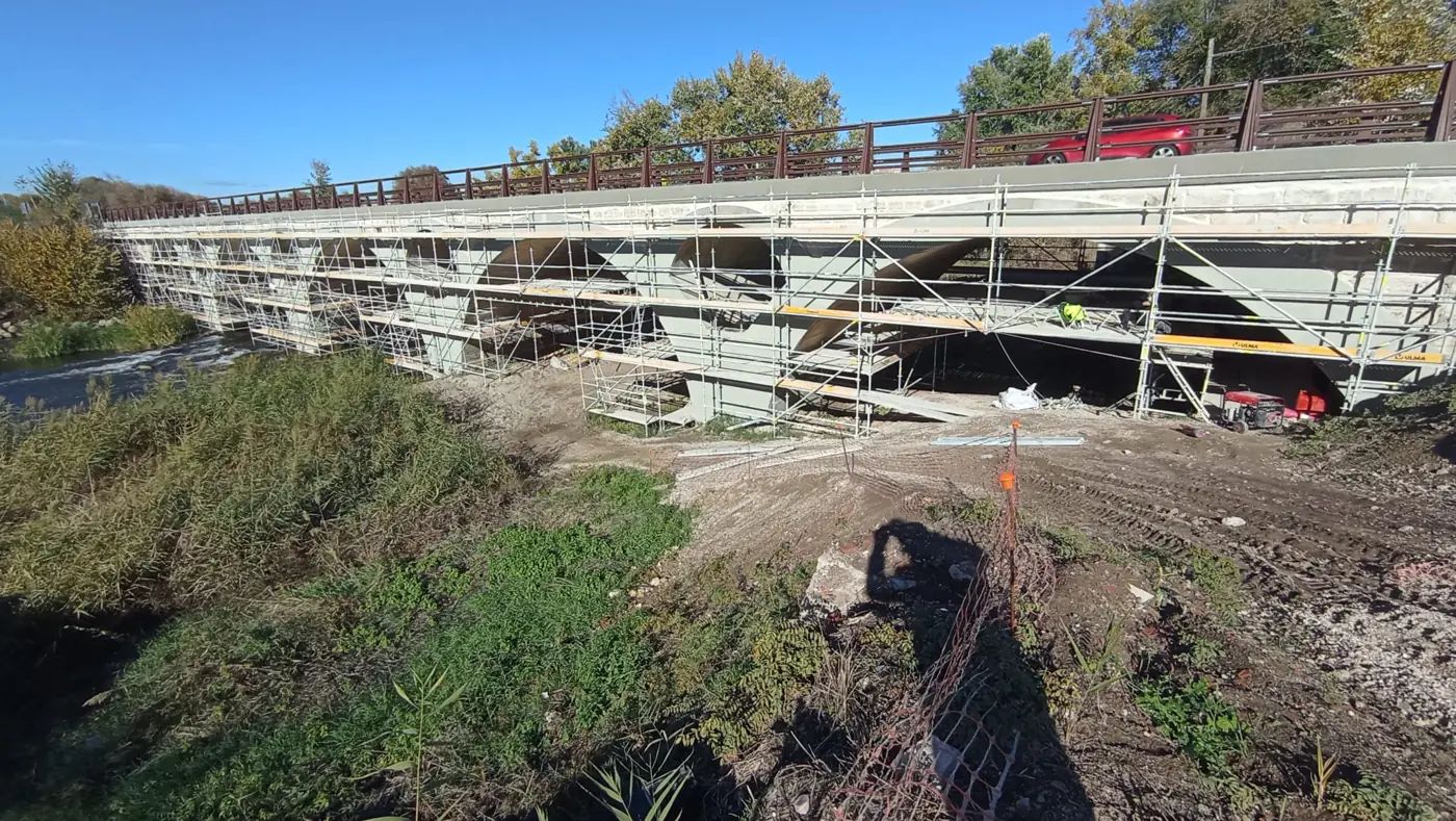 Estructura de puente rodeada por andamios durante una intervención