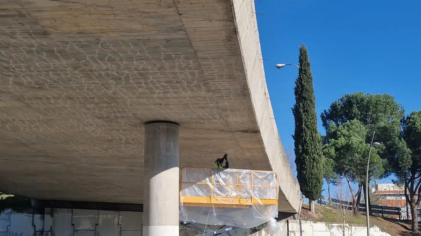 Plataforma elevadora bajo una estructura de hormigón en proceso de intervención