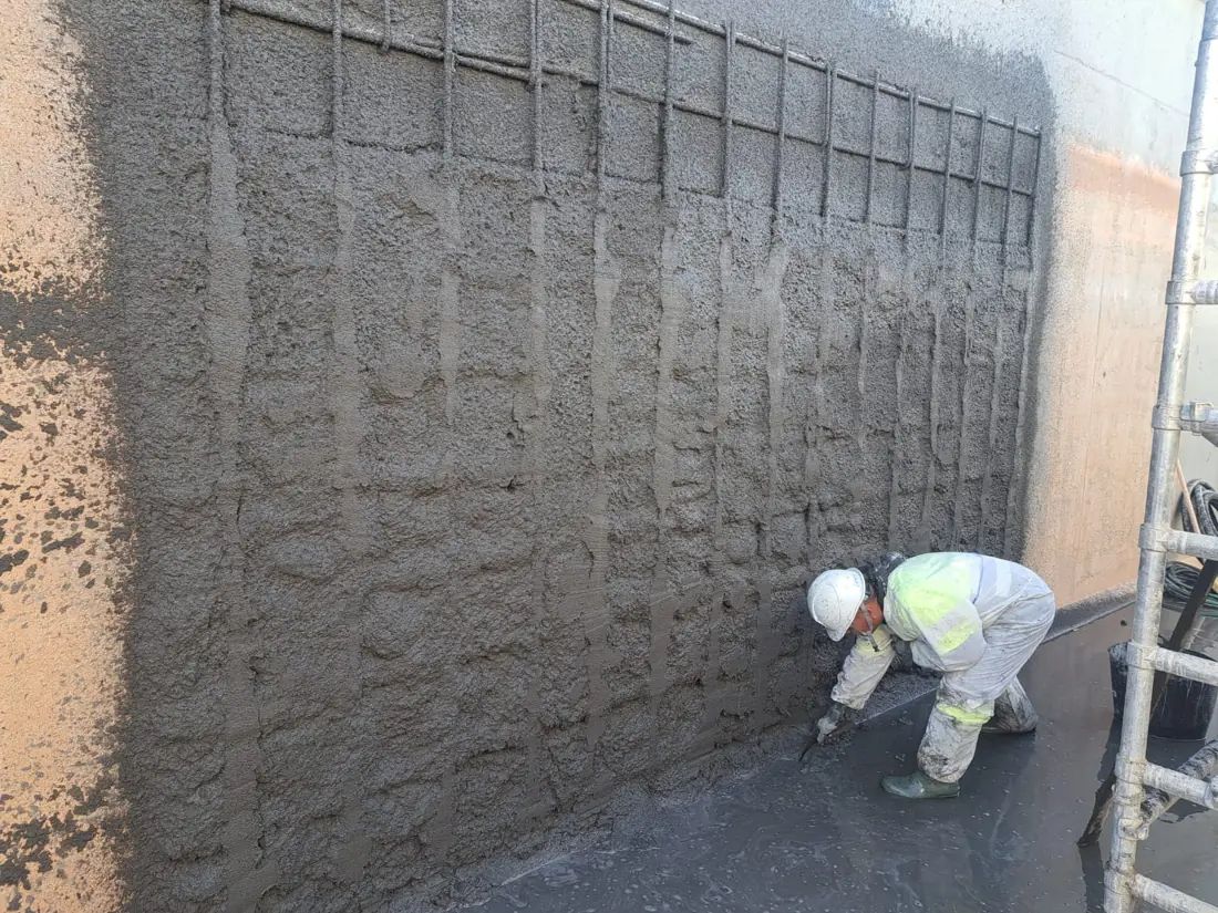 Muro con el mortero proyectado