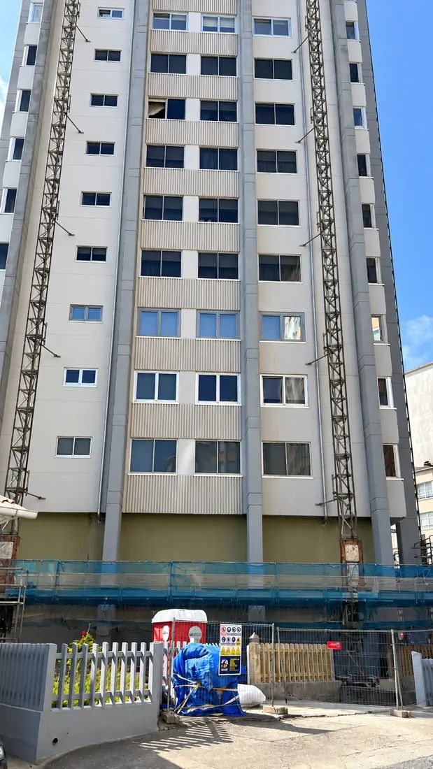 Torre con plataformas de trabajo en fachada