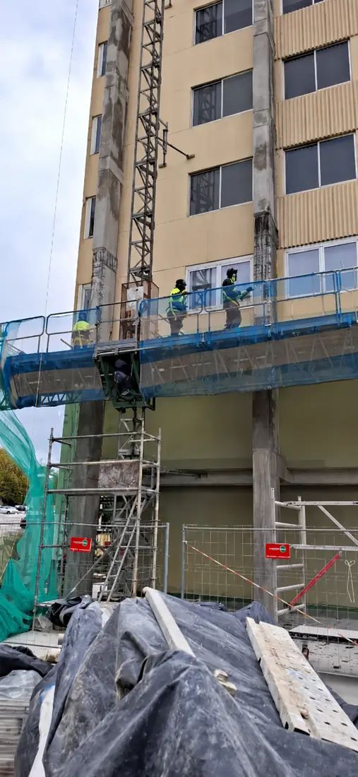 Equipo trabajando desde plataforma suspendida