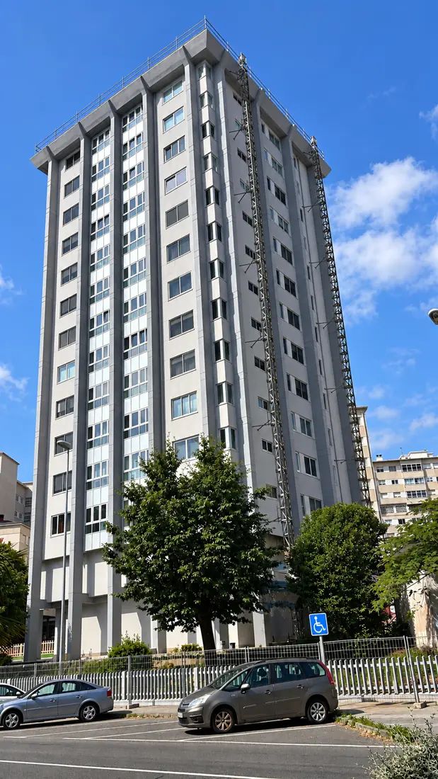 Torre con la fachada terminada
