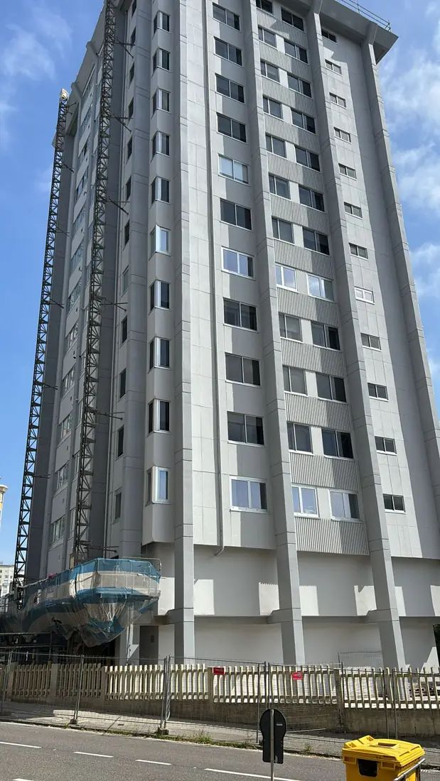 Base de la torre con andamios y vallado