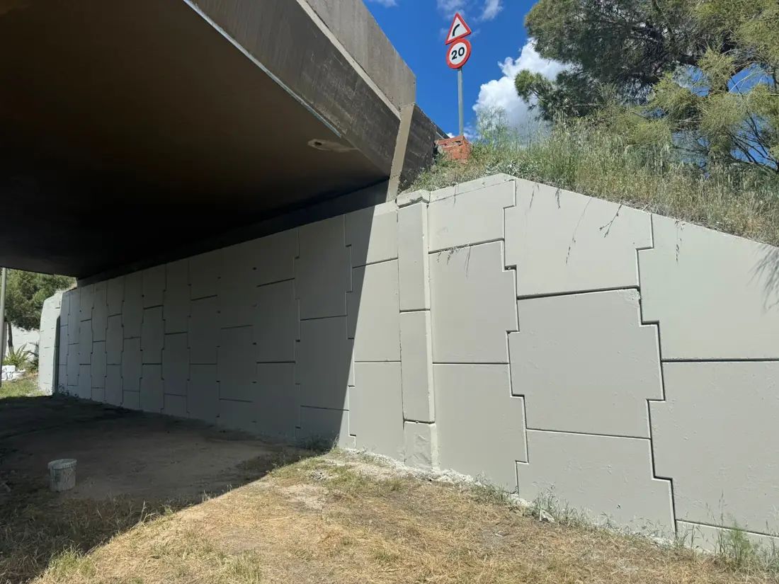 Muro de contención con pintura protectora