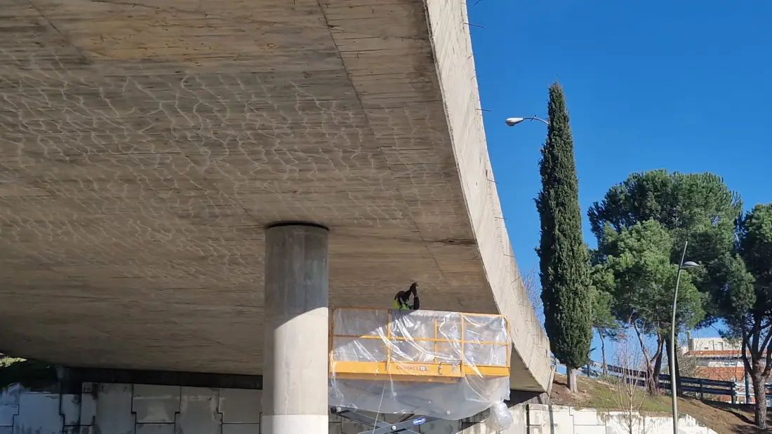 Plataforma elevadora bajo el tablero